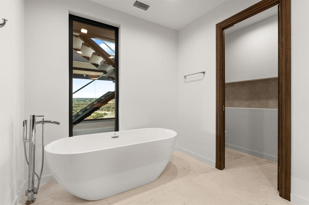 2714 Lakehurst Rd, Spicewood, TX 78669