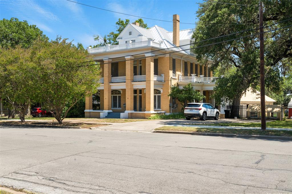 504 S Main St, Lockhart, TX 78644