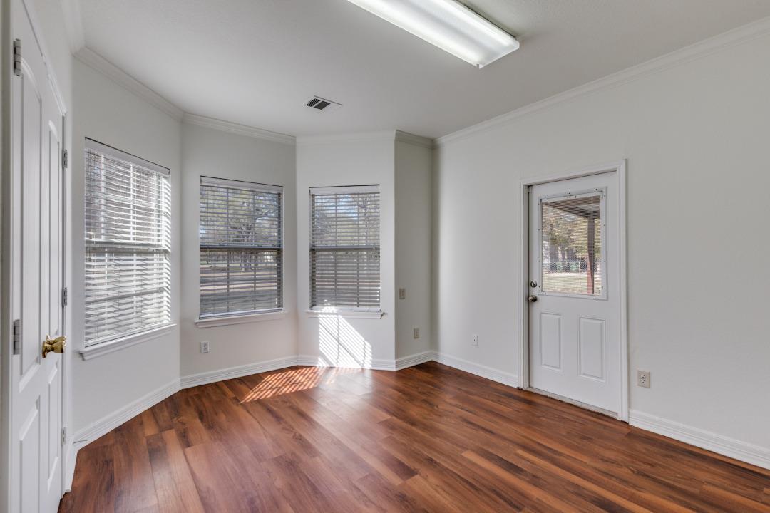 125 Heritage Oaks Dr, Cedar Creek, TX 78612