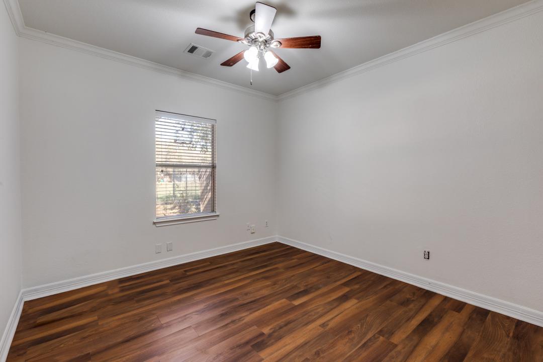 125 Heritage Oaks Dr, Cedar Creek, TX 78612