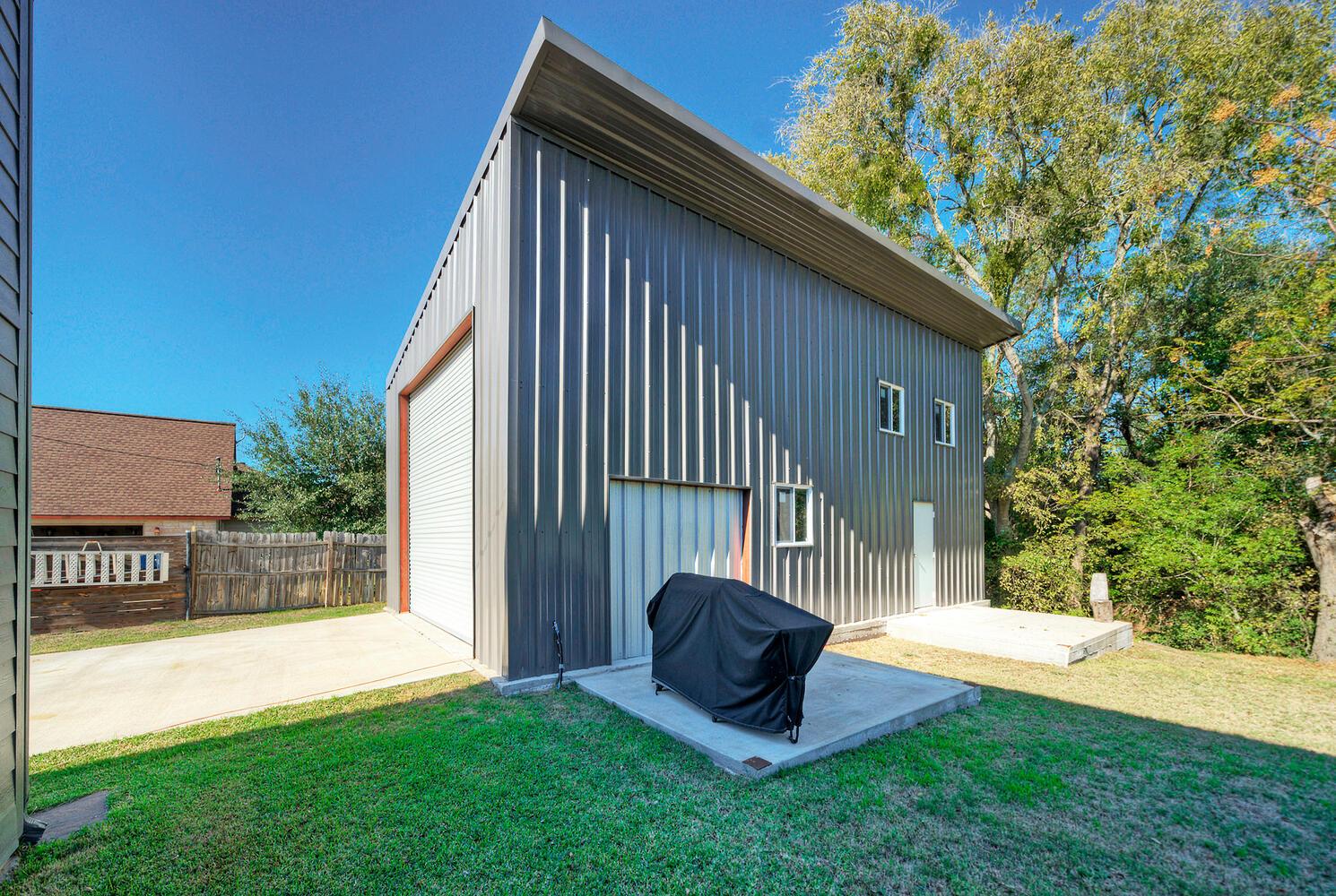 1265 E Independence St, Giddings, TX 78942