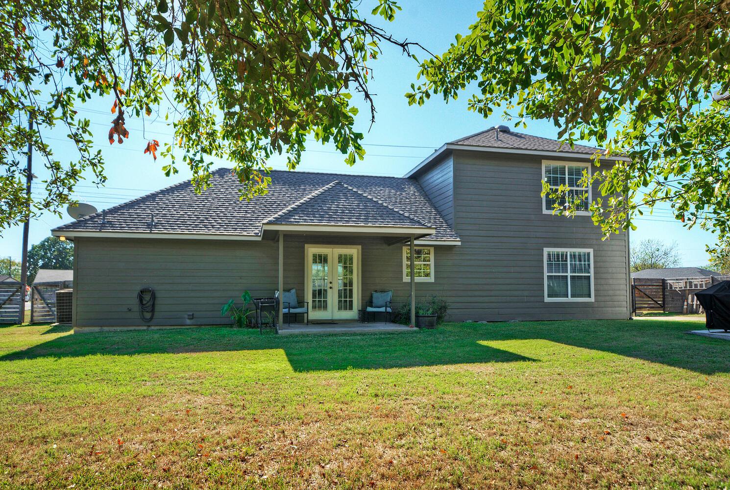 1265 E Independence St, Giddings, TX 78942