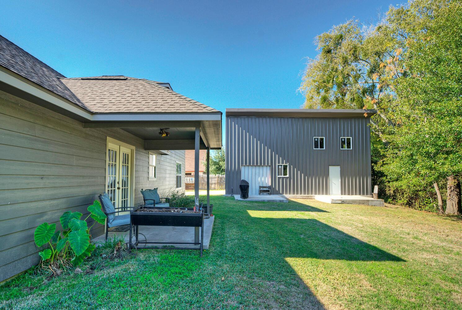 1265 E Independence St, Giddings, TX 78942