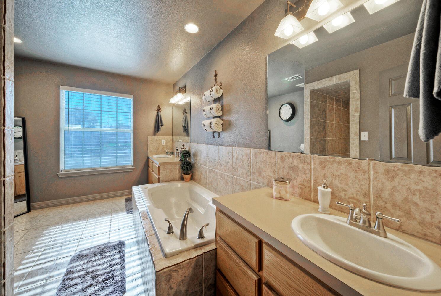 1265 E Independence St, Giddings, TX 78942