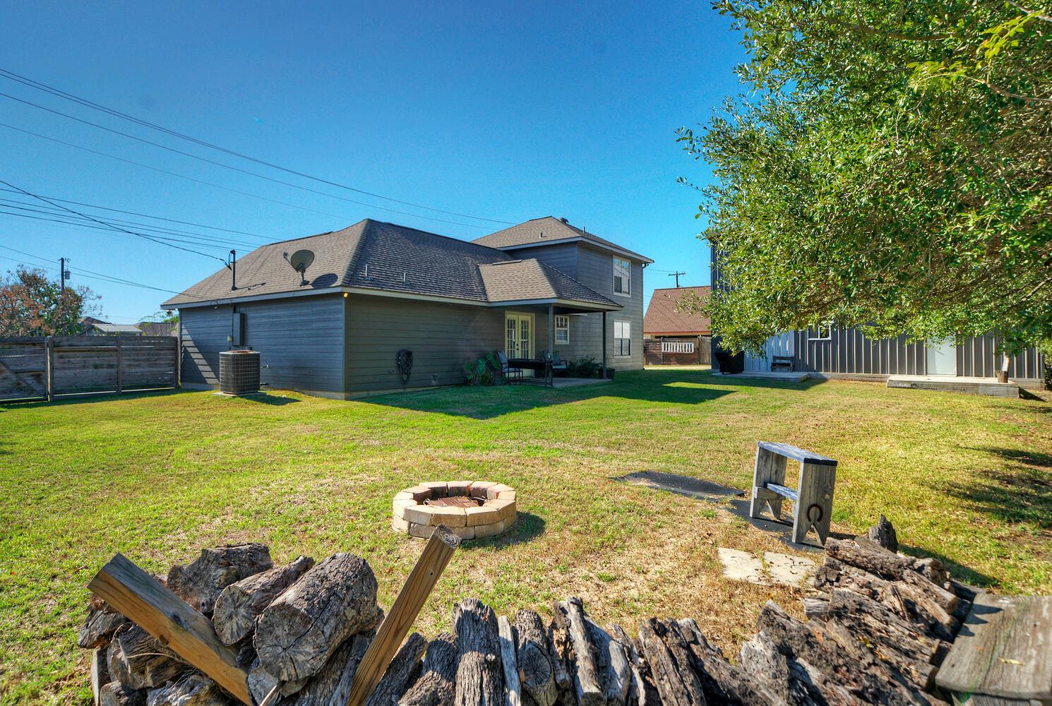 1265 E Independence St, Giddings, TX 78942