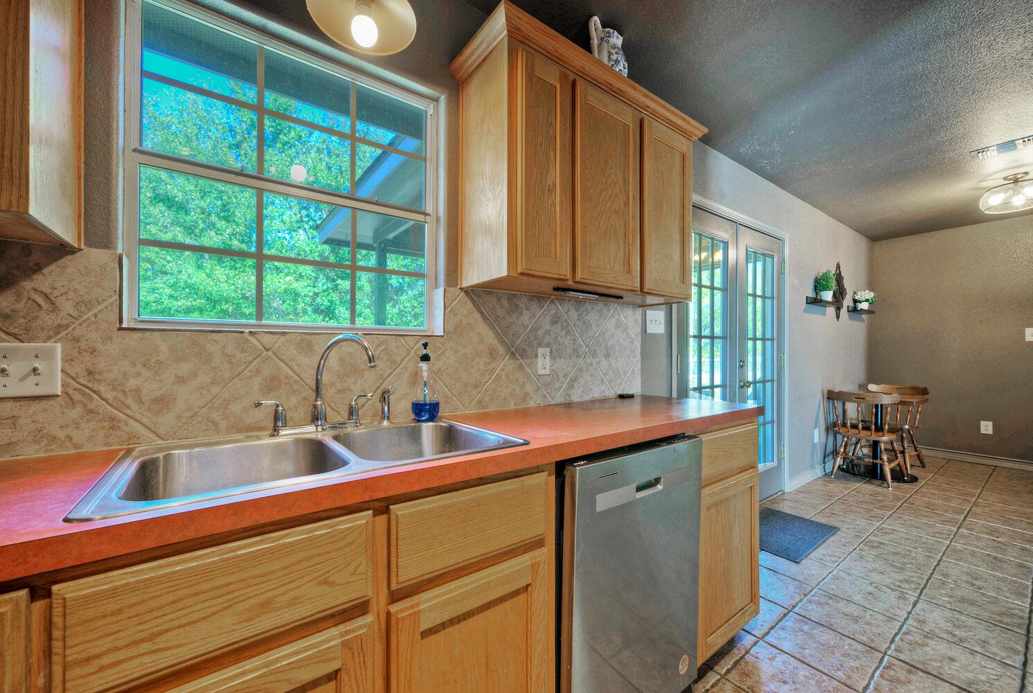 1265 E Independence St, Giddings, TX 78942