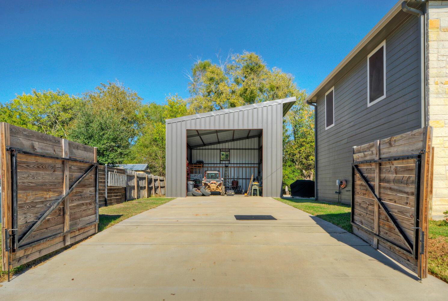 1265 E Independence St, Giddings, TX 78942