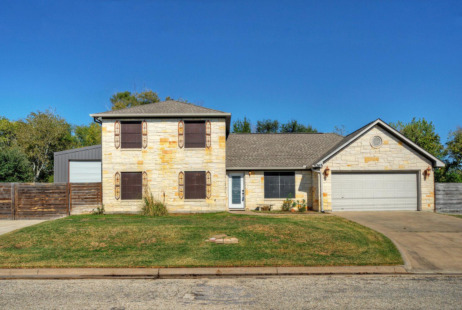 1265 E Independence St, Giddings, TX 78942