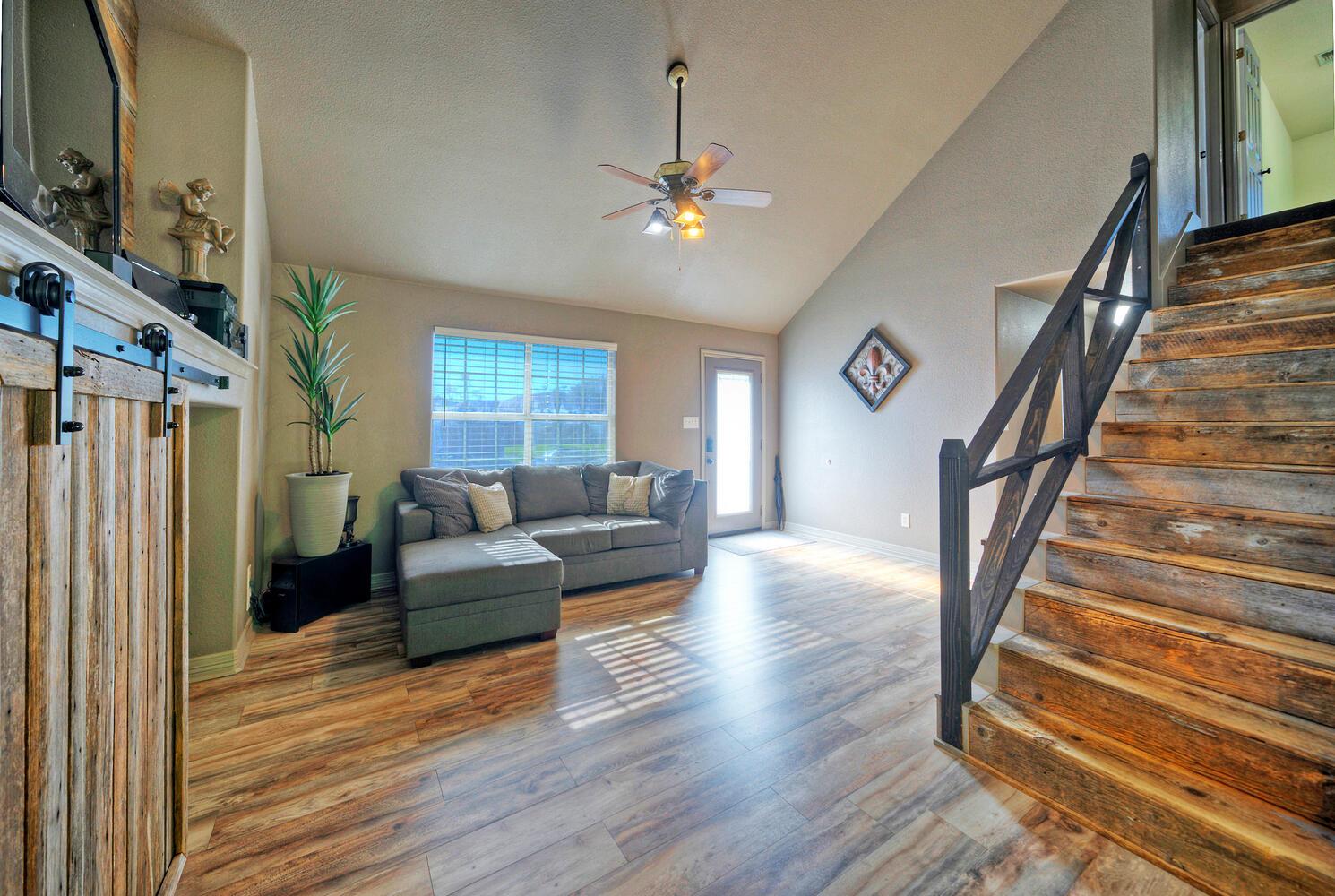 1265 E Independence St, Giddings, TX 78942