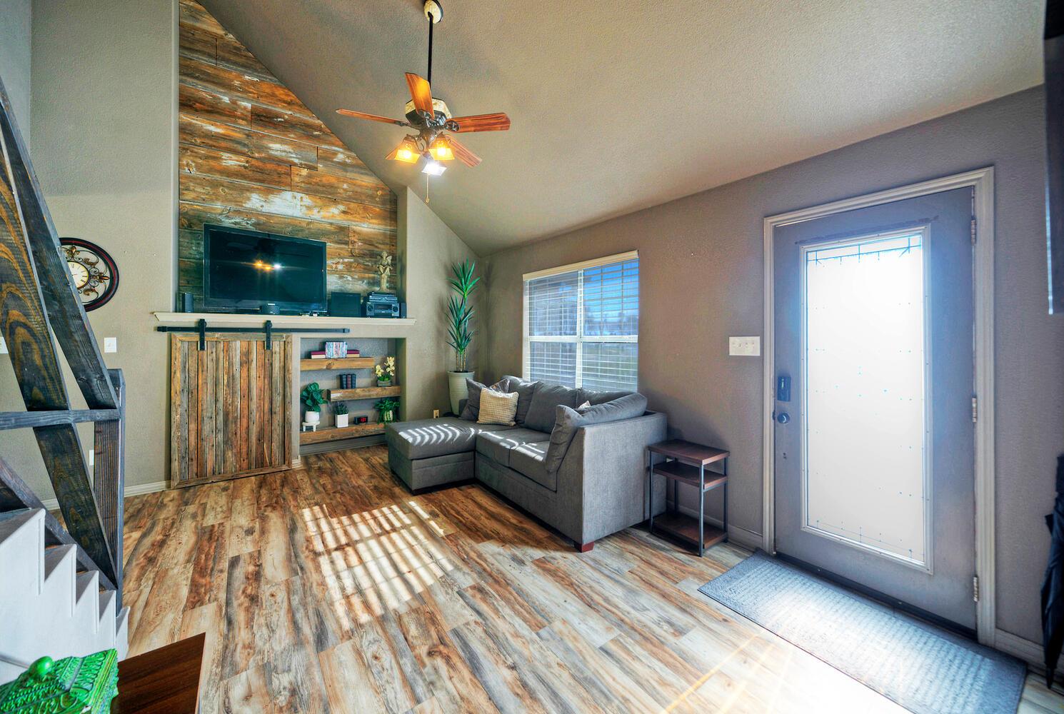 1265 E Independence St, Giddings, TX 78942