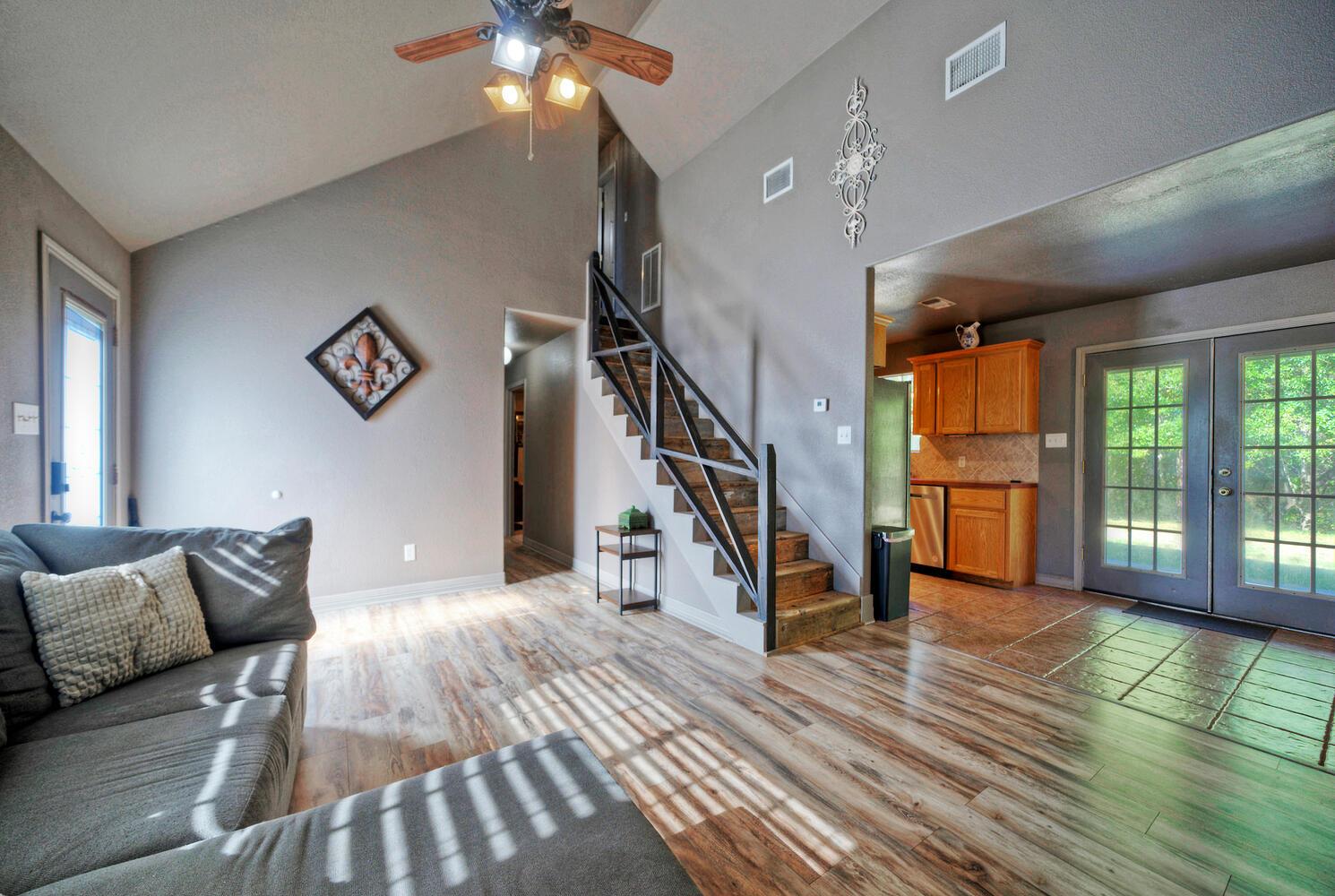 1265 E Independence St, Giddings, TX 78942