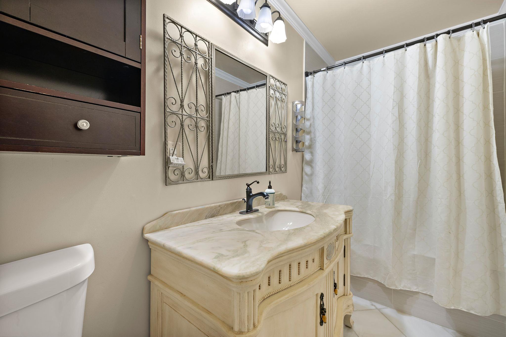 2450 Ashdale Dr # D-206, Austin, TX 78757