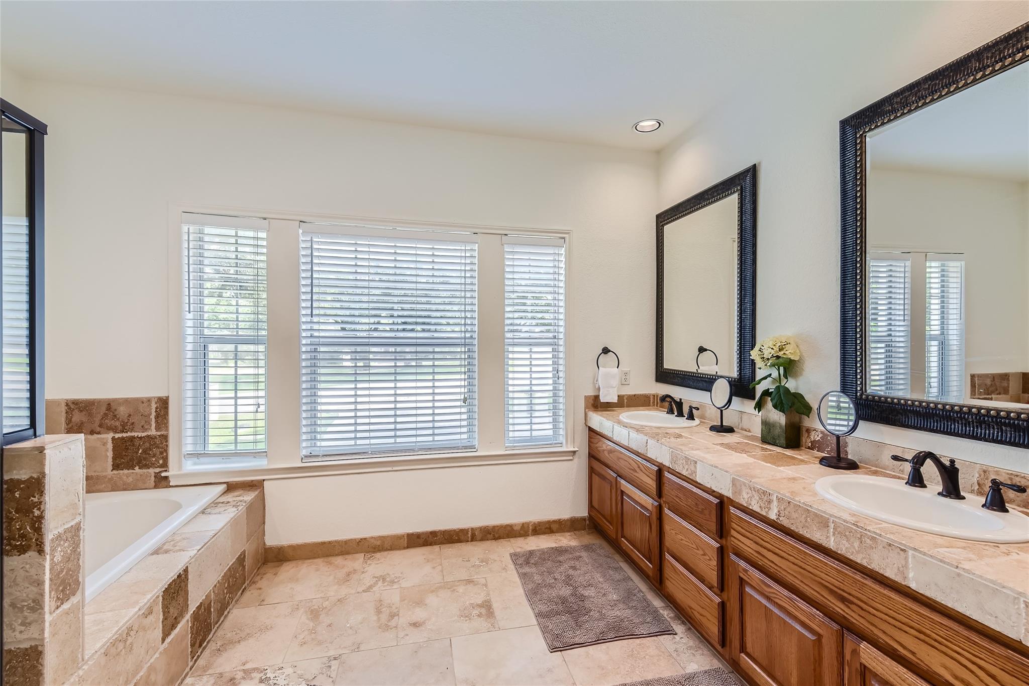 1918 Lakeway Blvd, Lakeway, TX 78734