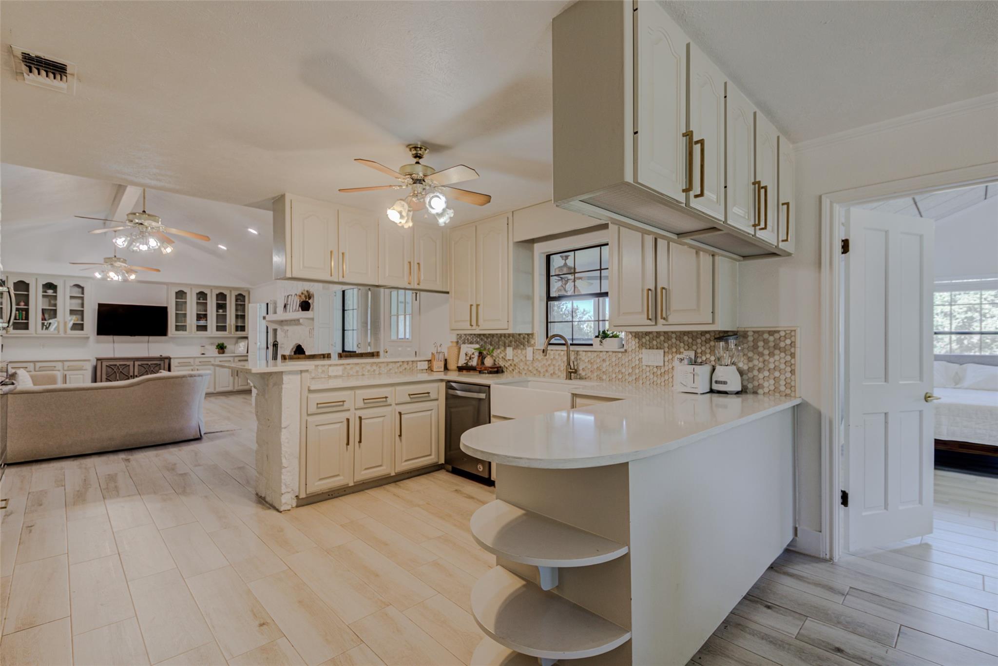 604 Oakwood Dr, Buda, TX 78610