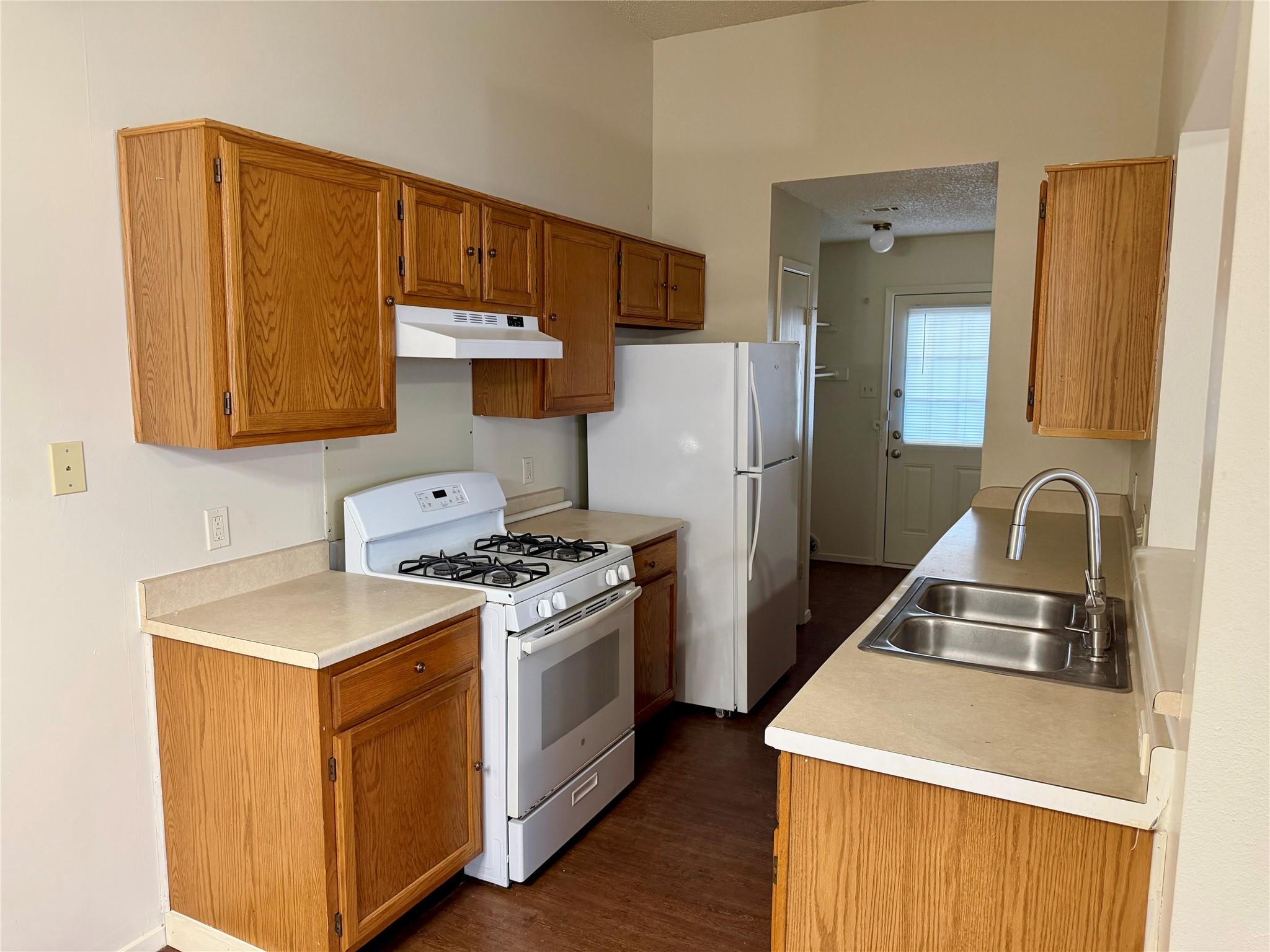 1510 S Medina St # B, Lockhart, TX 78644