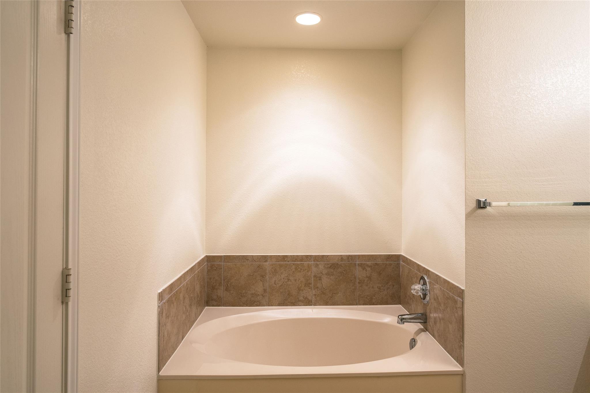 612 Dark Tree Ln, Round Rock, TX 78664