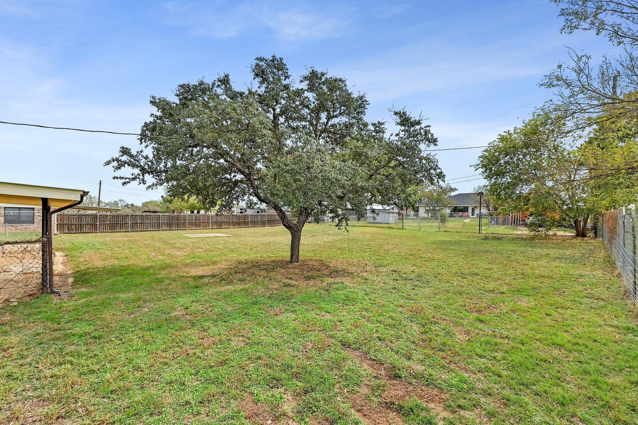 1304 E LUCE St, Llano, TX 78643