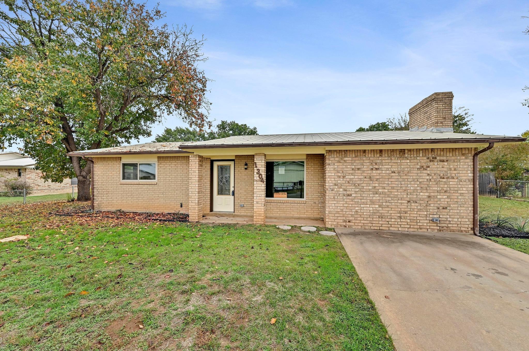 1304 E LUCE St, Llano, TX 78643