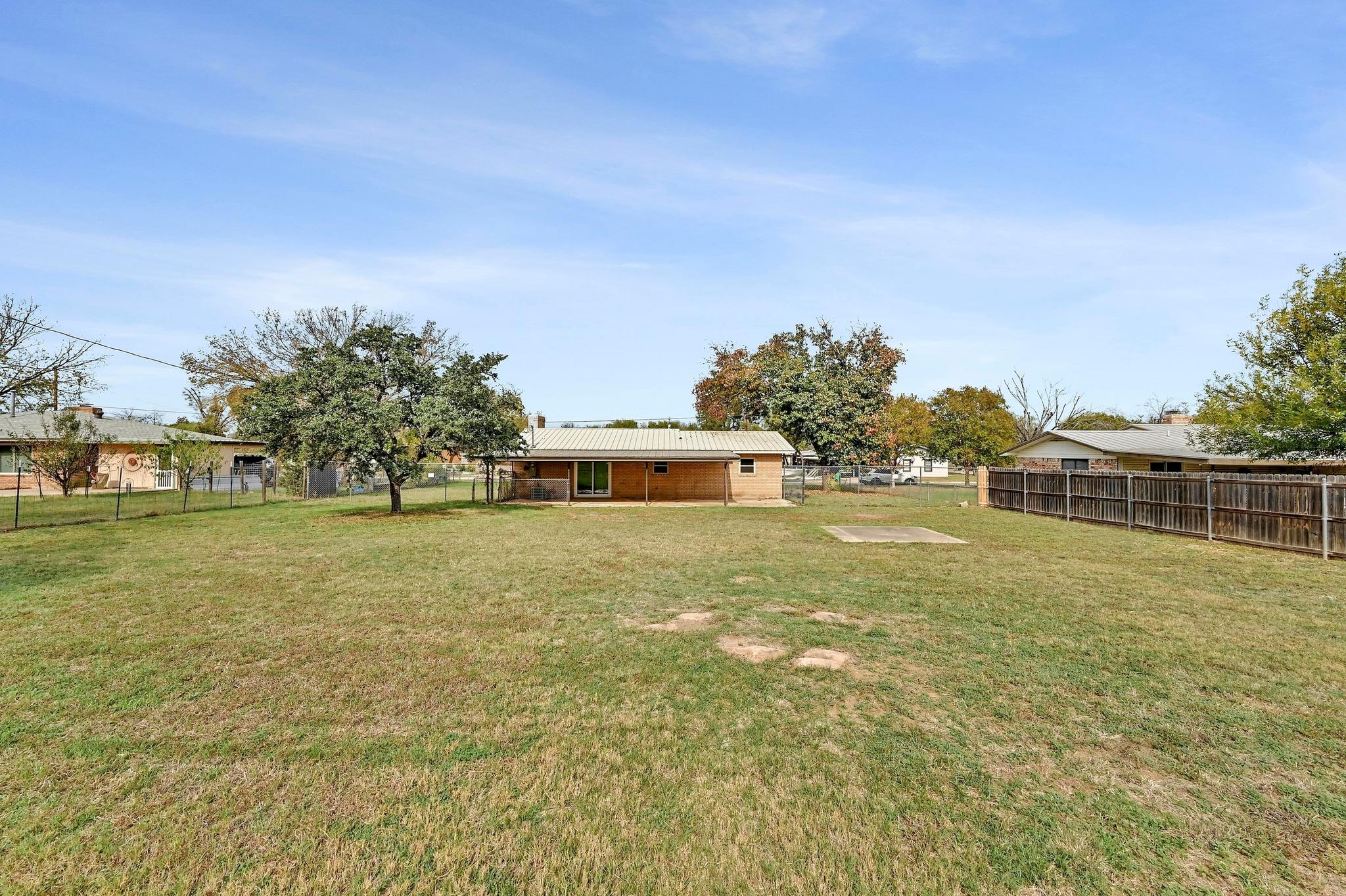 1304 E LUCE St, Llano, TX 78643