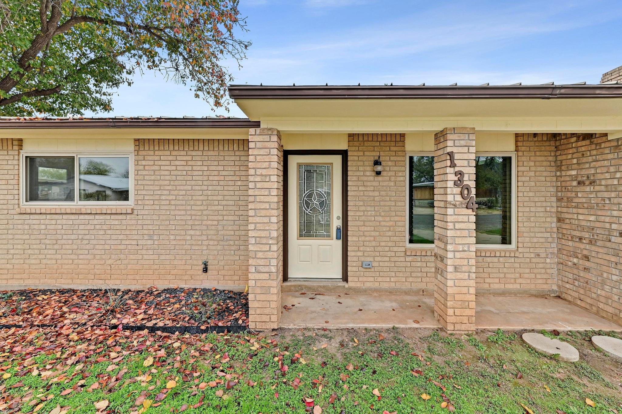 1304 E LUCE St, Llano, TX 78643