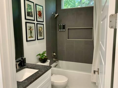 6100 Ponca St # 2, Austin, TX 78741