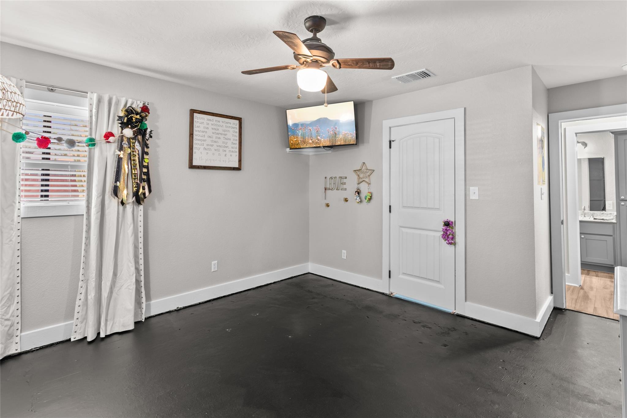 489 Schneider St, Giddings, TX 78942