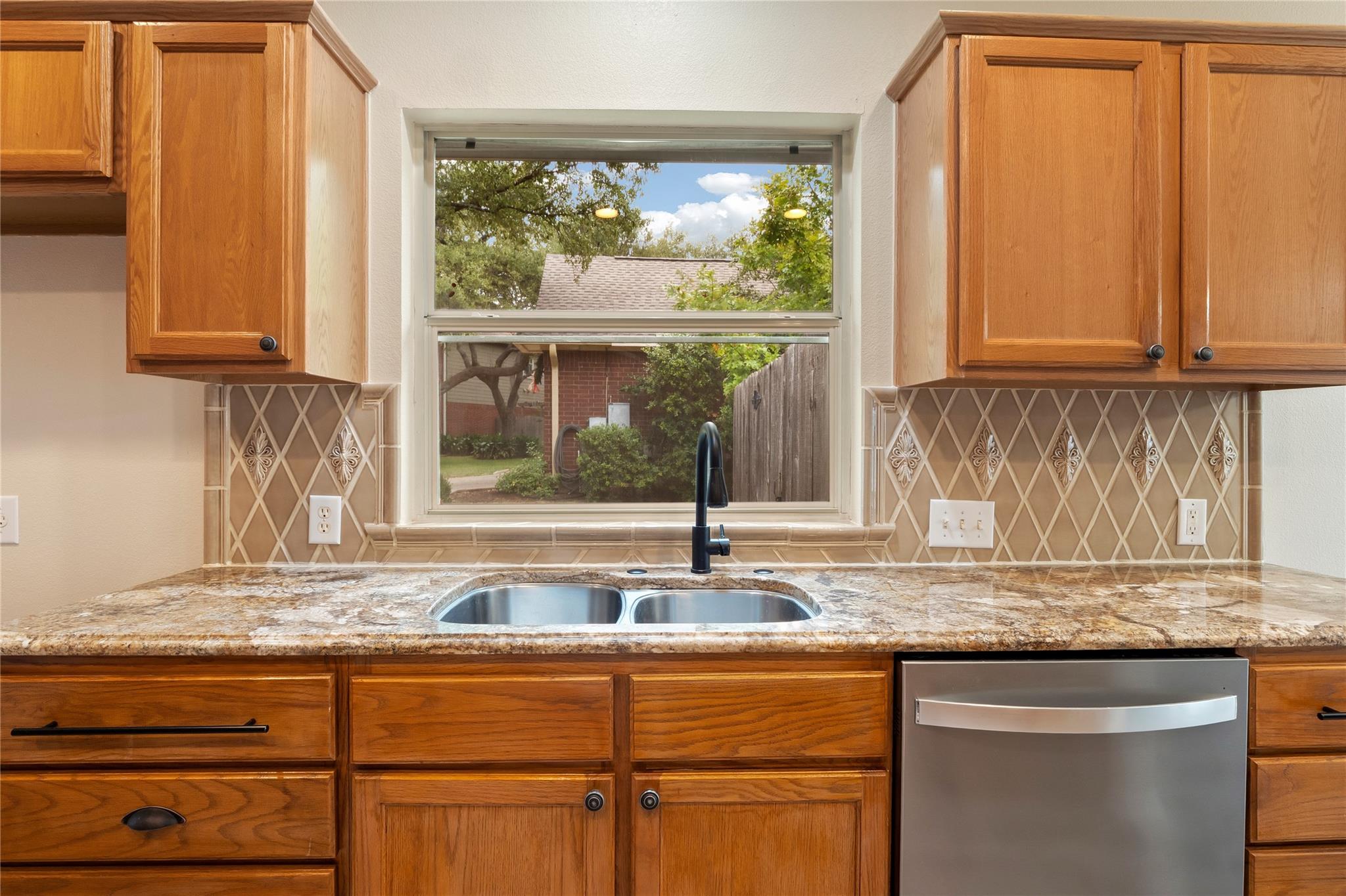 2001 Lacey Oak Cv, Round Rock, TX 78681