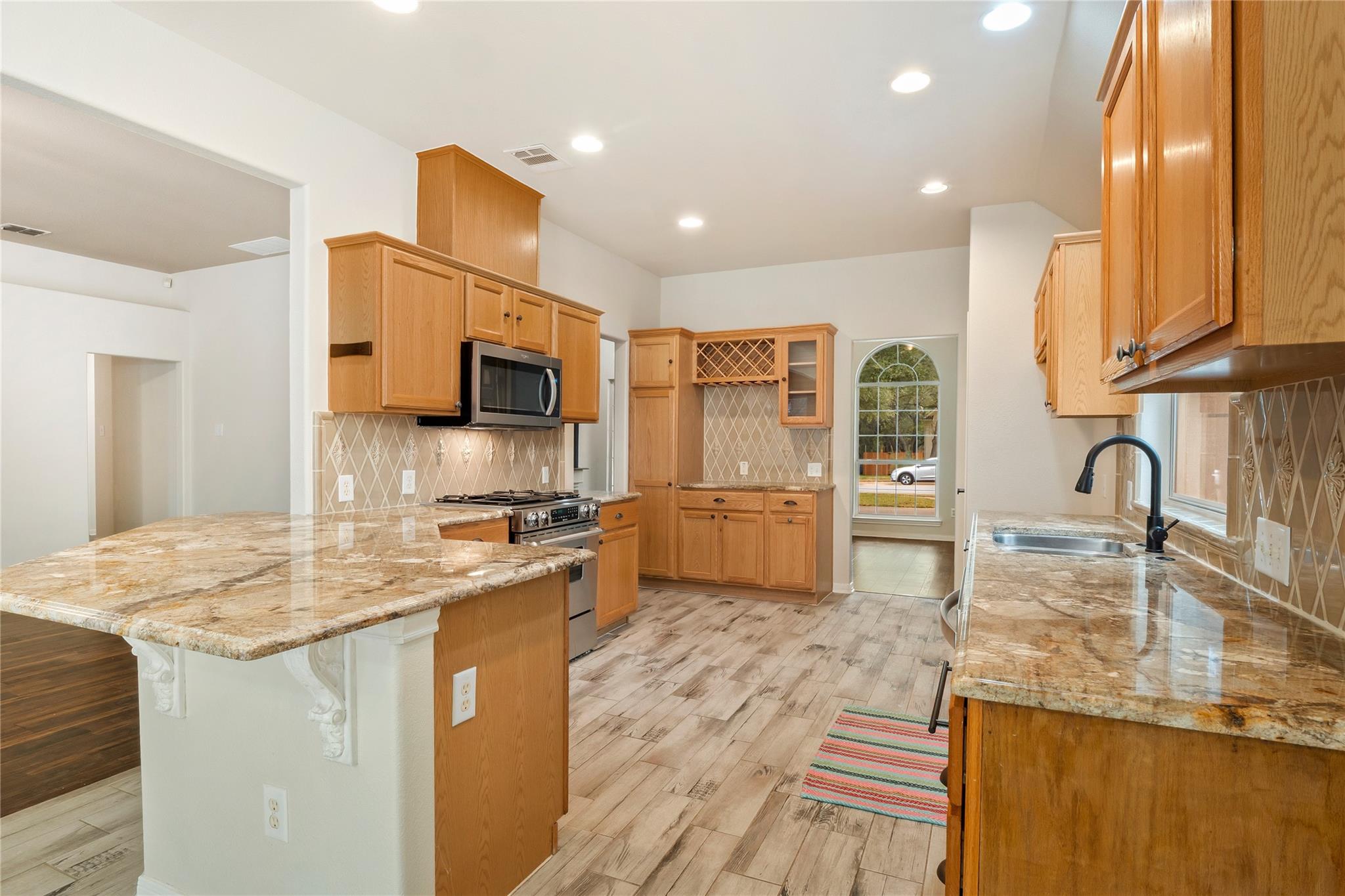 2001 Lacey Oak Cv, Round Rock, TX 78681