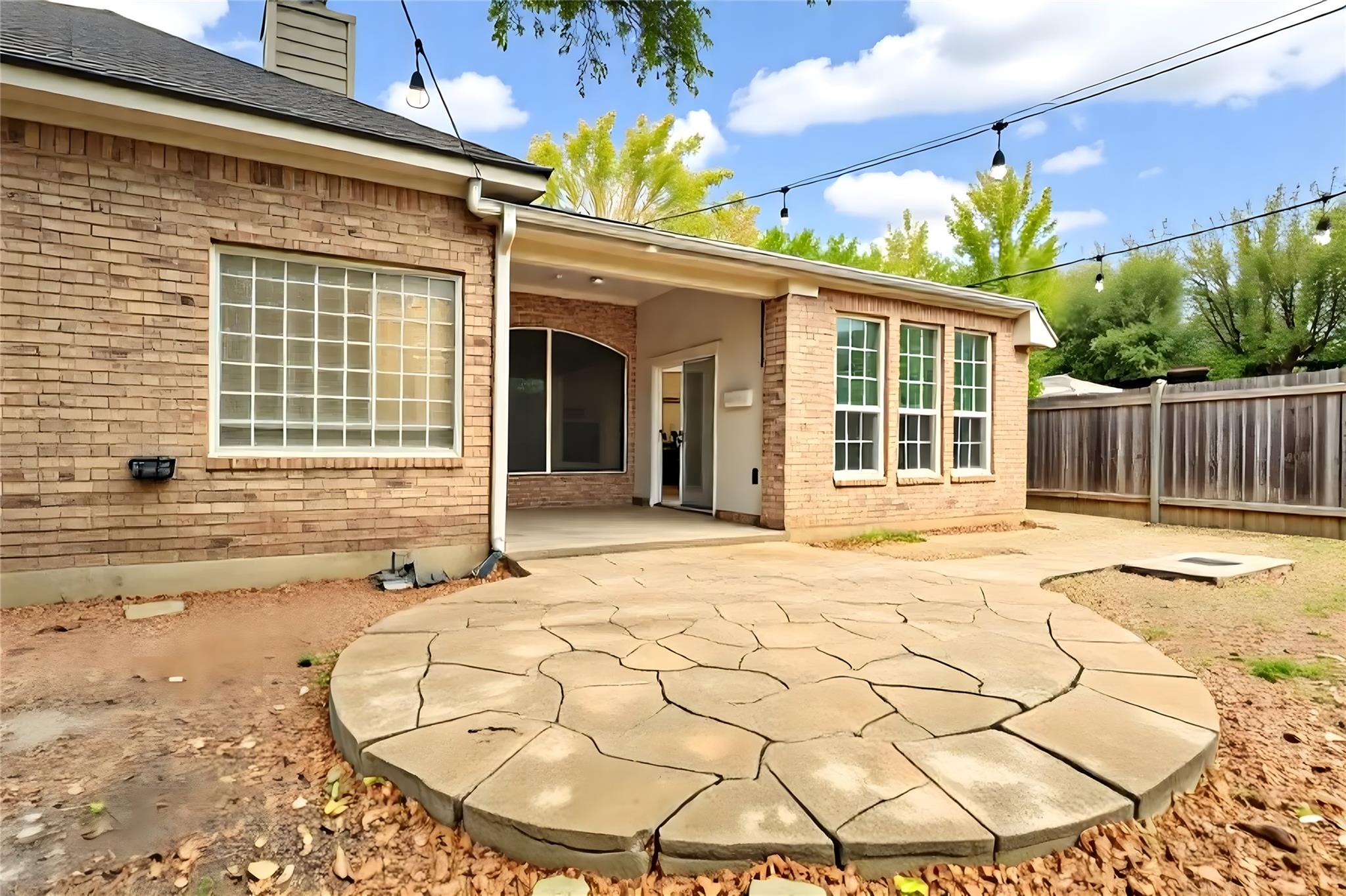 2001 Lacey Oak Cv, Round Rock, TX 78681