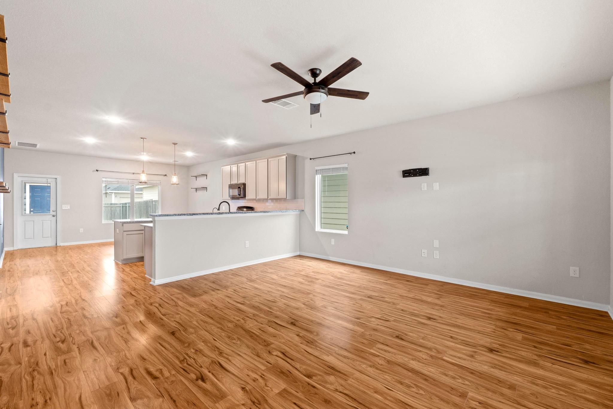 300 Eagle Lake Dr, Hutto, TX 78634