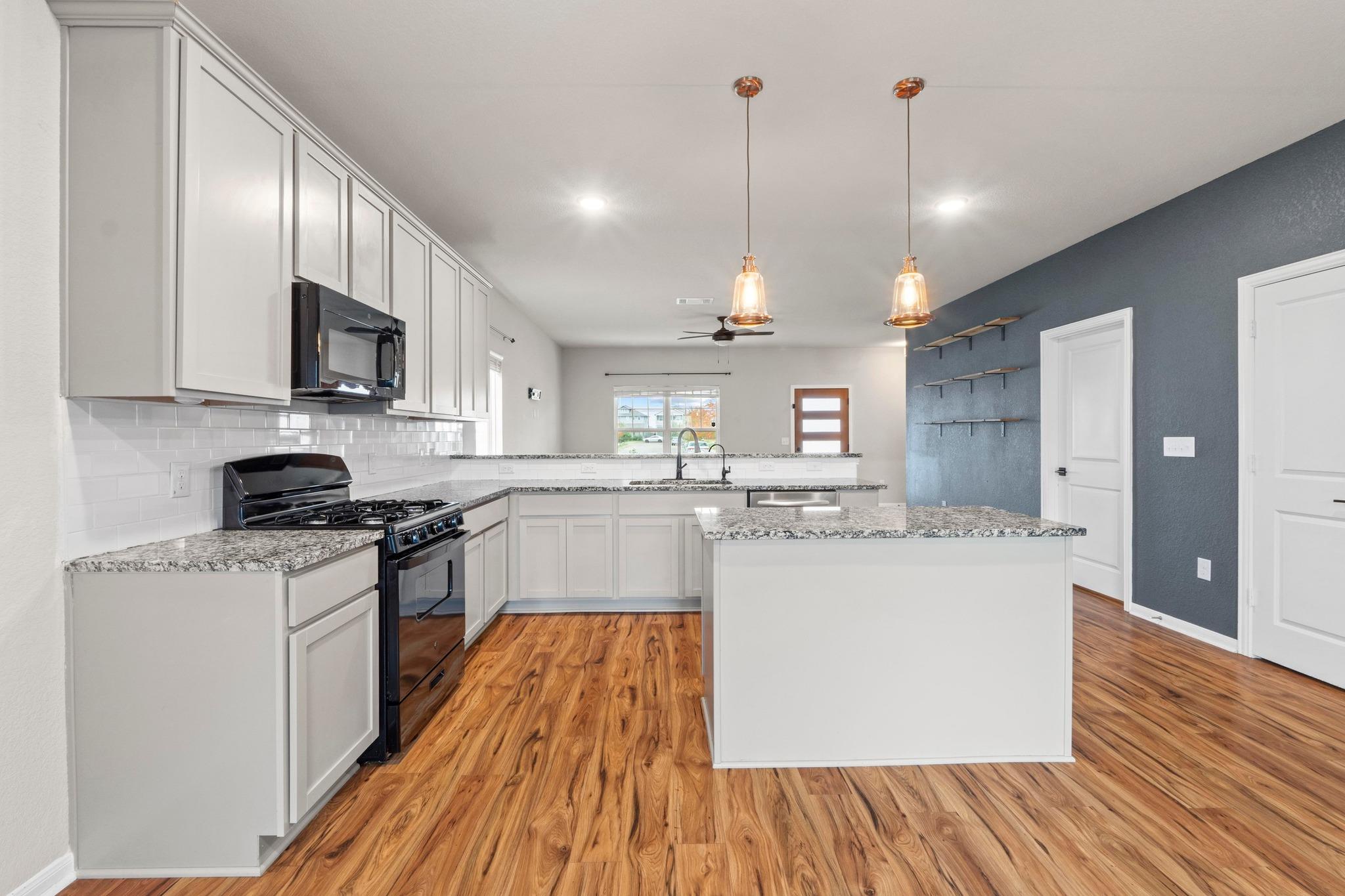 300 Eagle Lake Dr, Hutto, TX 78634