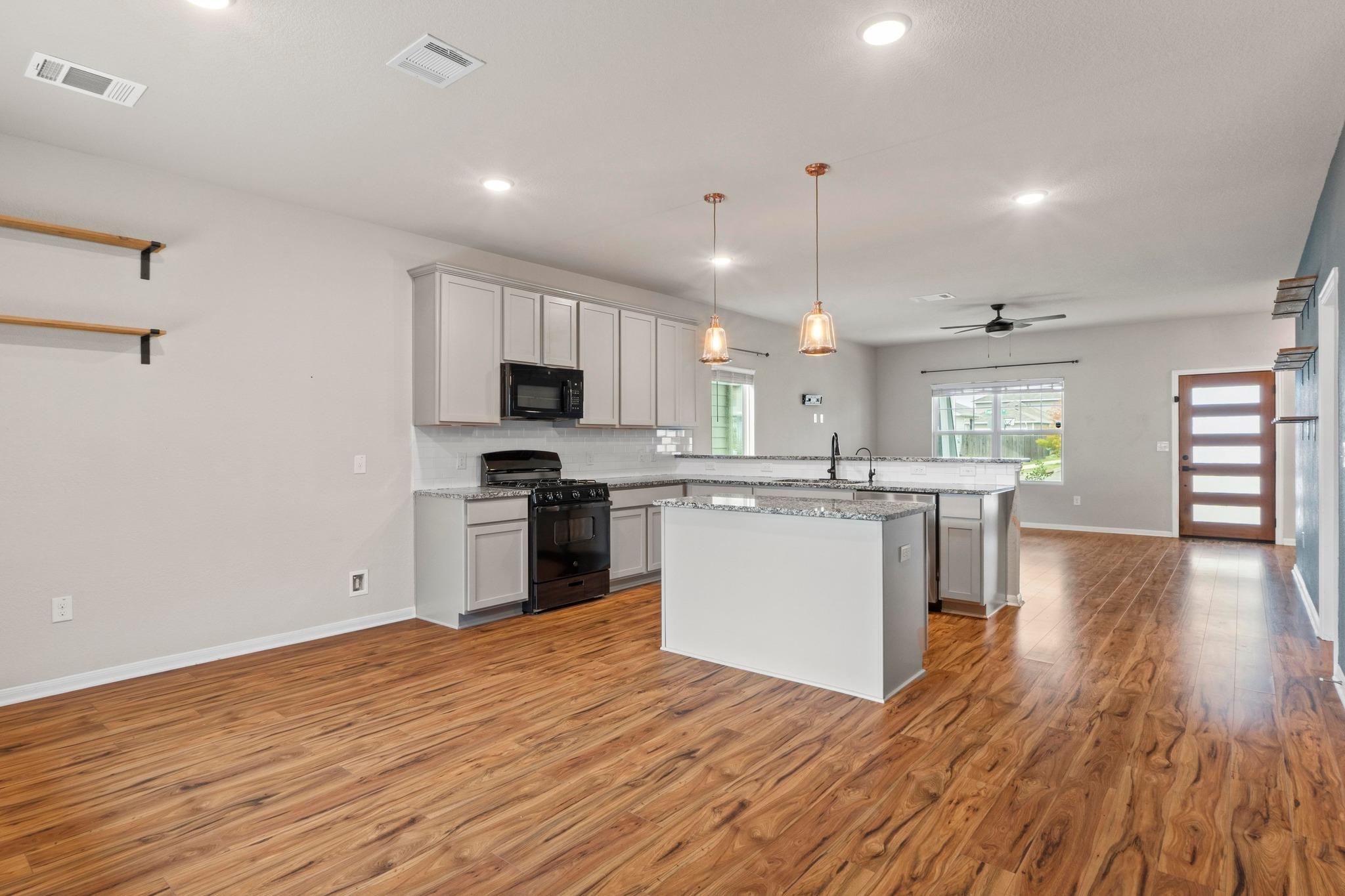 300 Eagle Lake Dr, Hutto, TX 78634