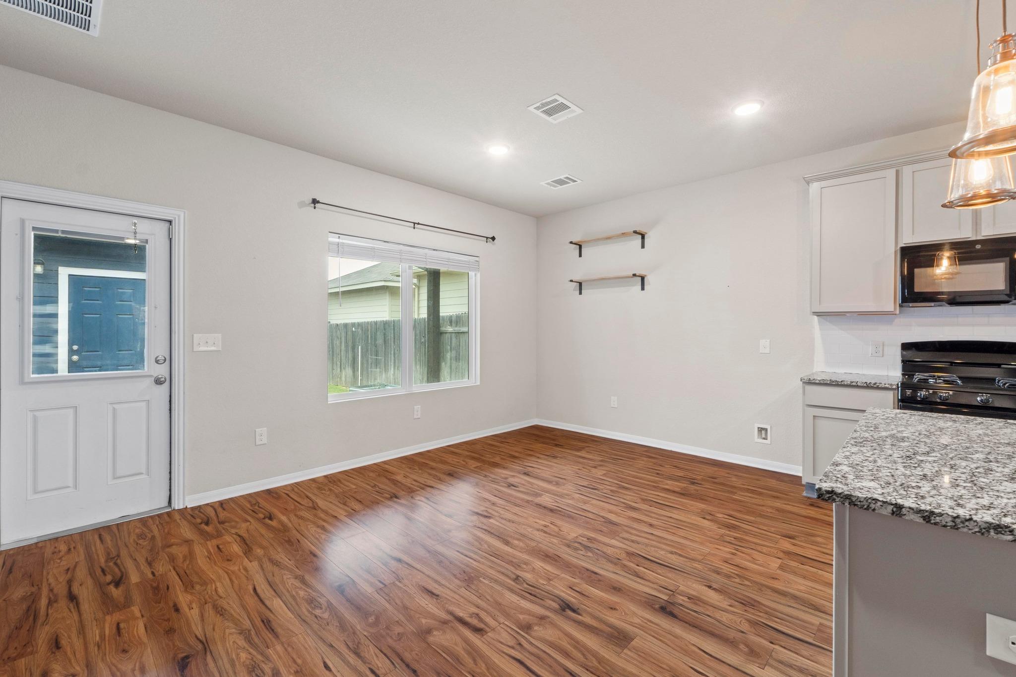 300 Eagle Lake Dr, Hutto, TX 78634