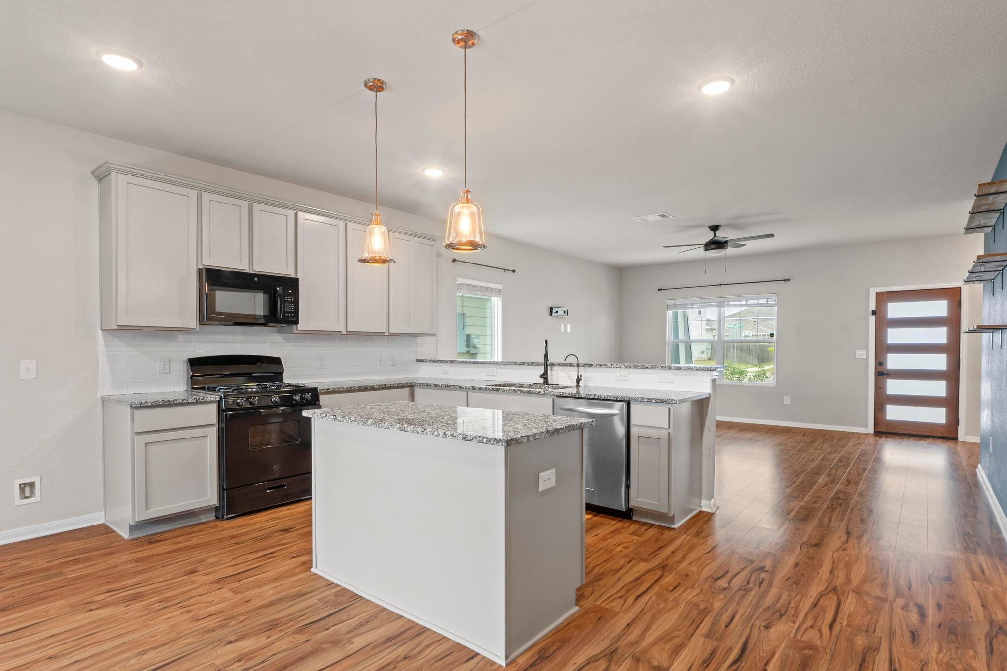 300 Eagle Lake Dr, Hutto, TX 78634