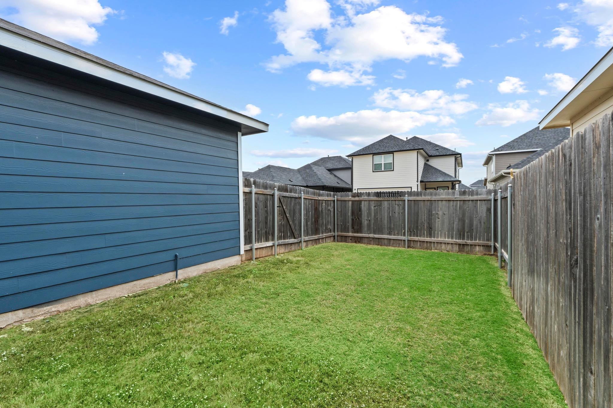 300 Eagle Lake Dr, Hutto, TX 78634