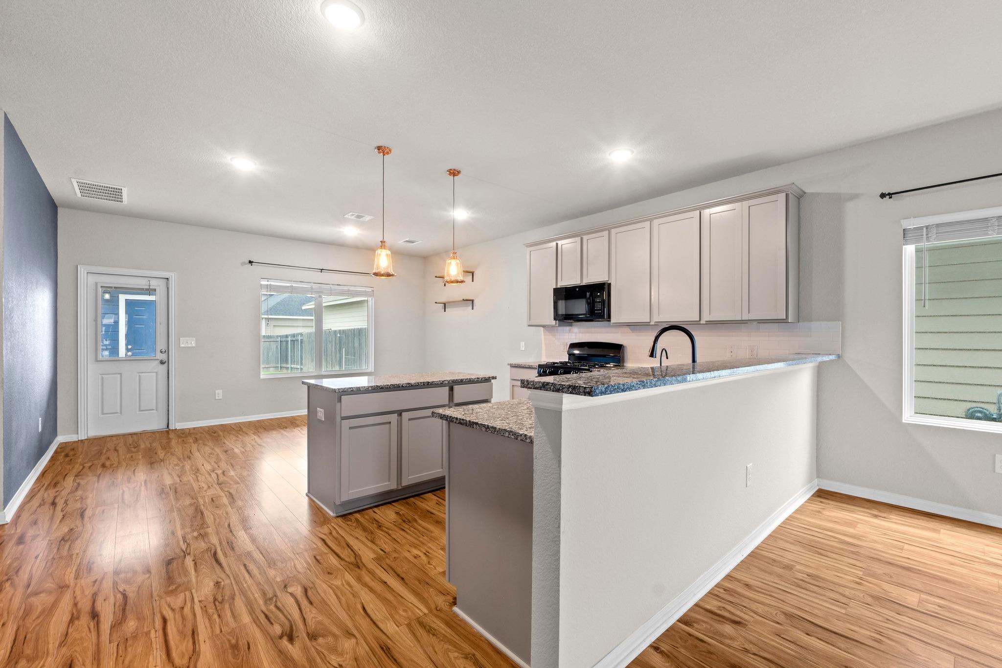 300 Eagle Lake Dr, Hutto, TX 78634