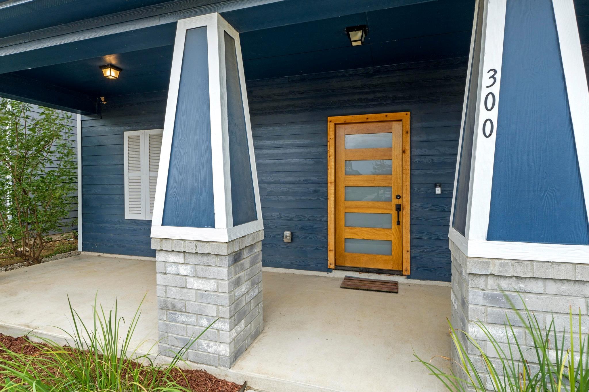 300 Eagle Lake Dr, Hutto, TX 78634