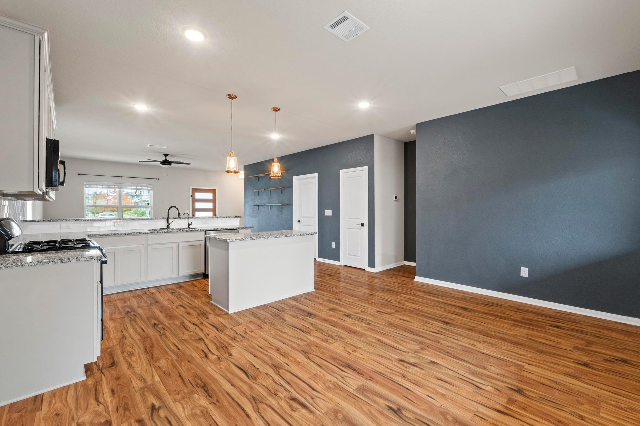 300 Eagle Lake Dr, Hutto, TX 78634