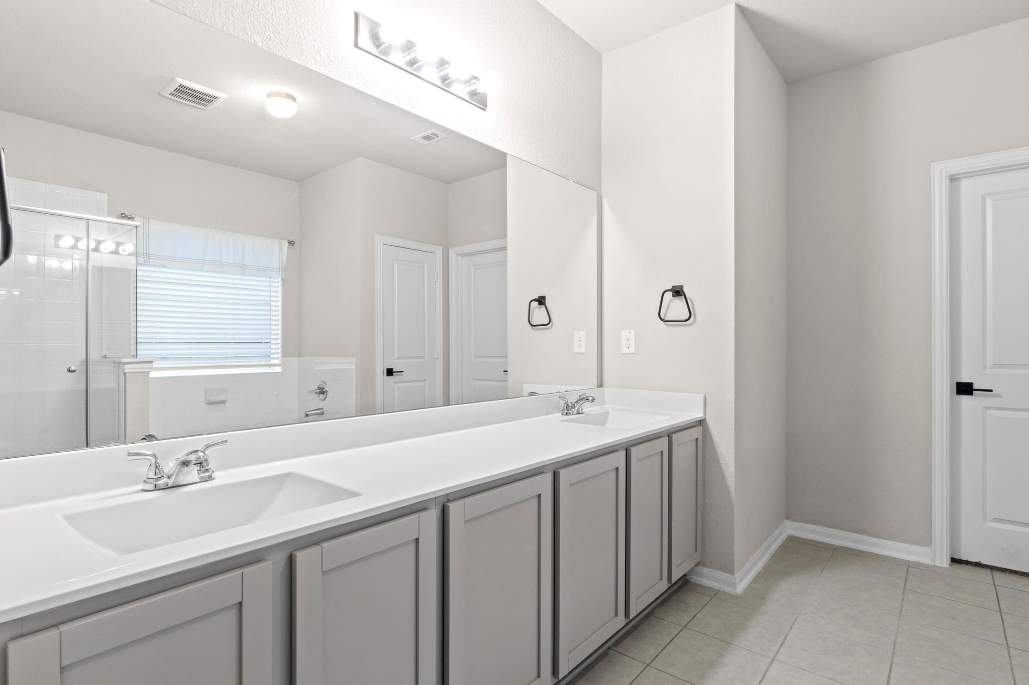 300 Eagle Lake Dr, Hutto, TX 78634