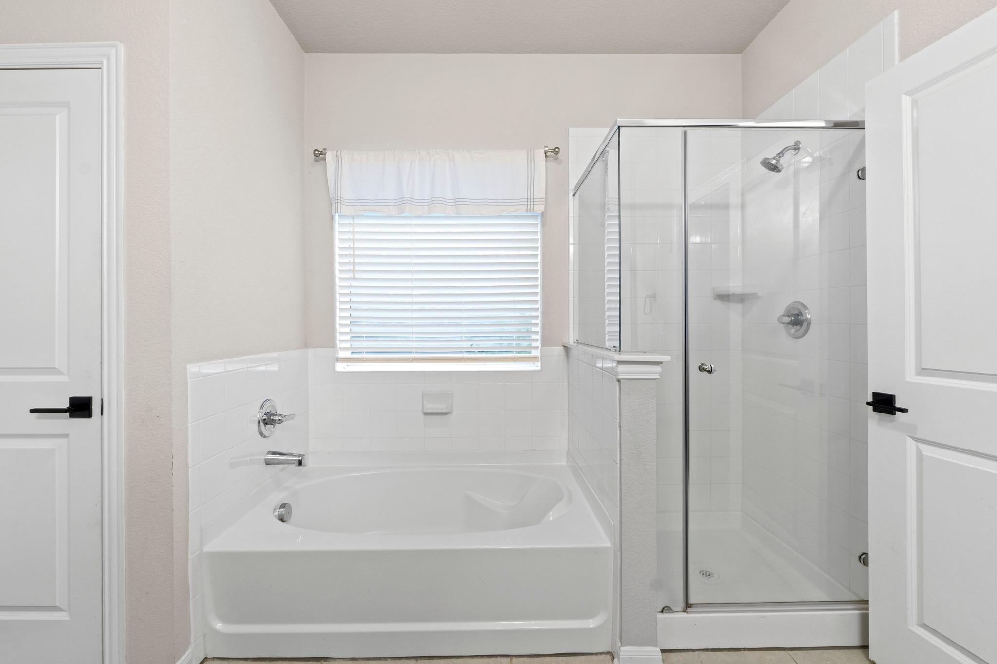 300 Eagle Lake Dr, Hutto, TX 78634