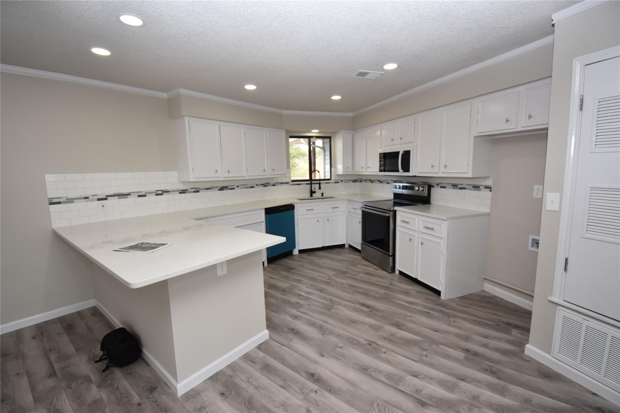 609 Nomad Dr, Spicewood, TX 78669