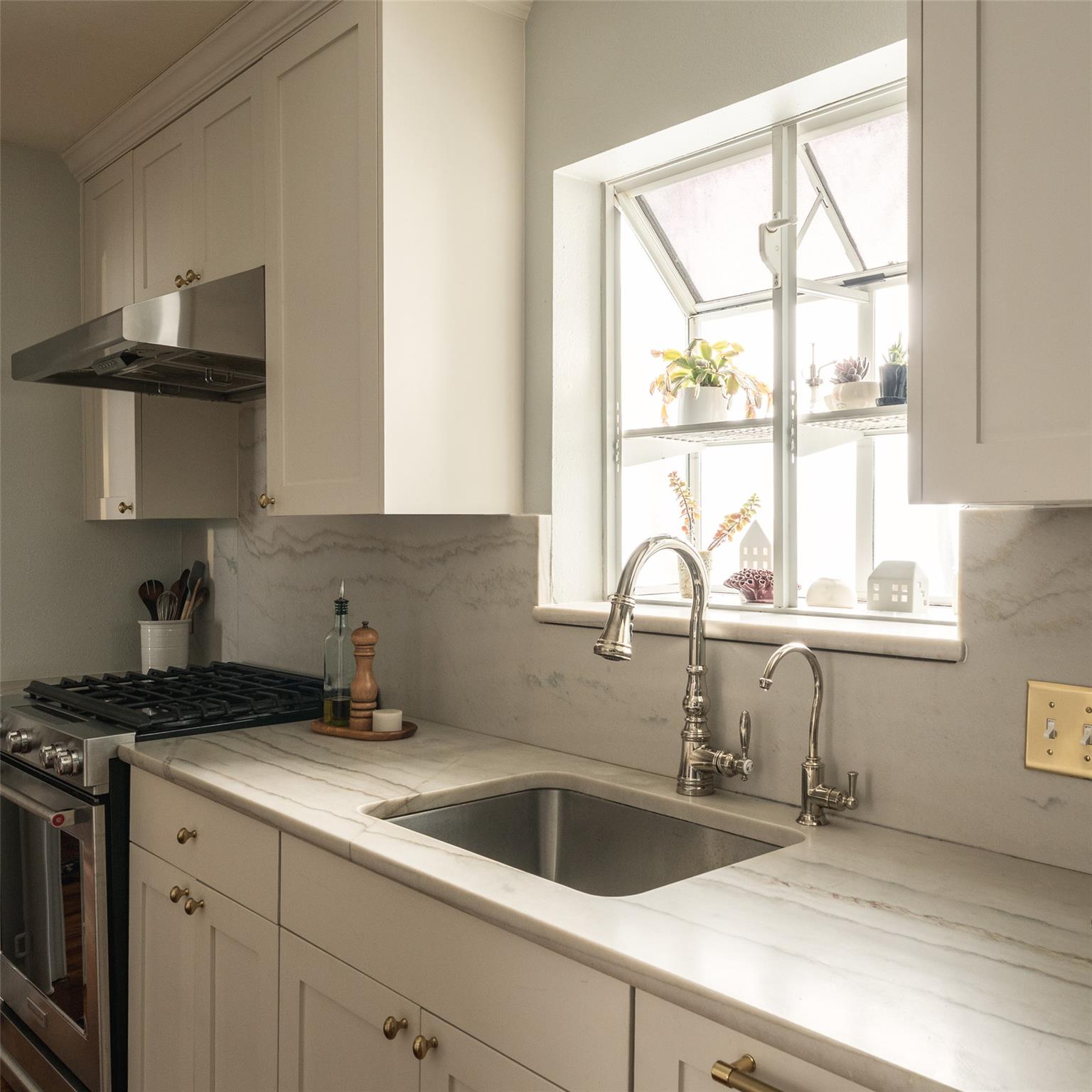 5207 Valley Oak Dr, Austin, TX 78731