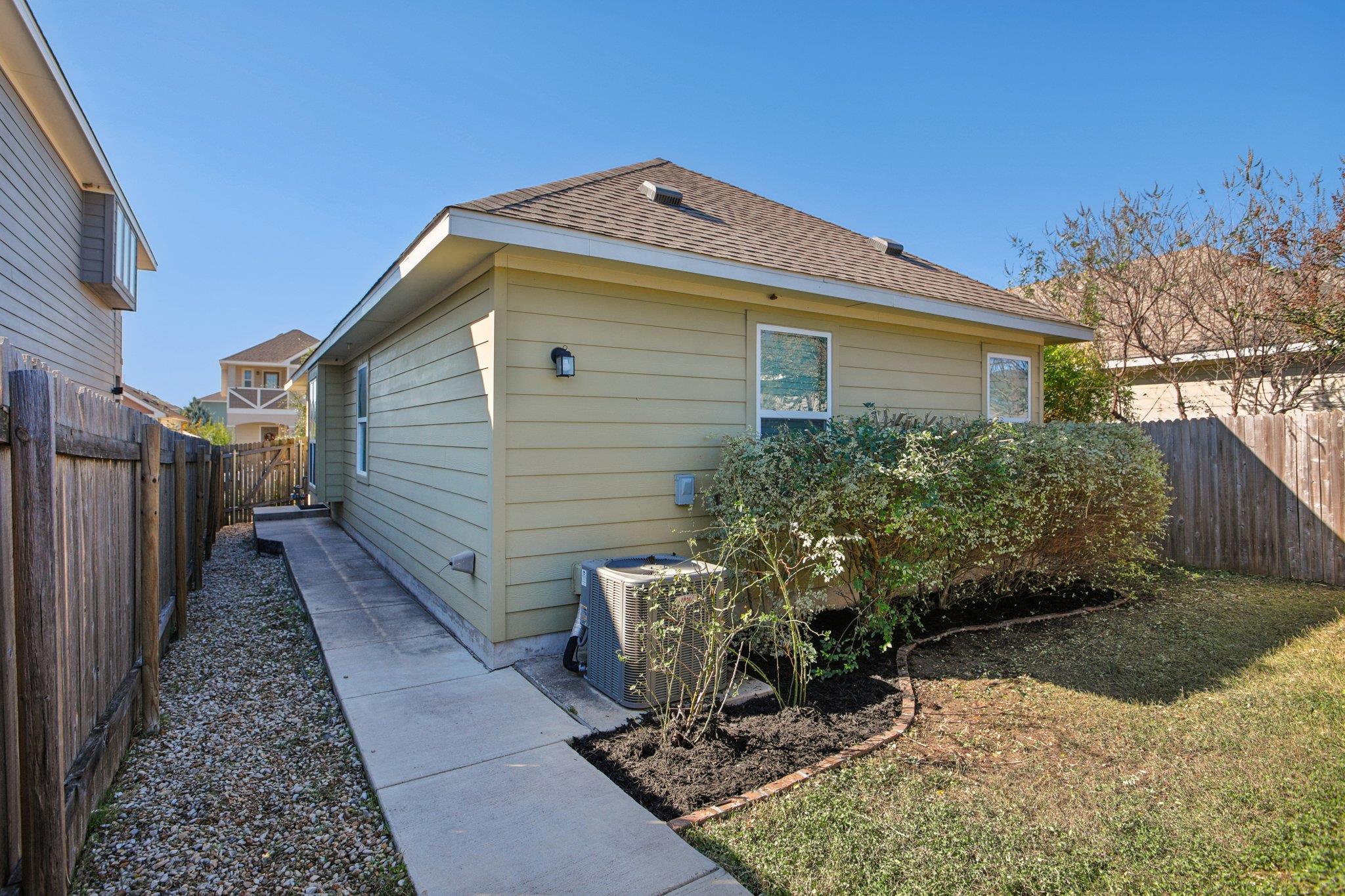 174 Friendship Oak Dr, San Marcos, TX 78666
