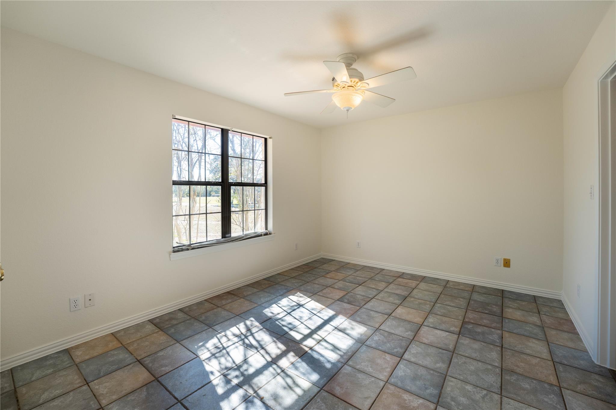 407 North Raymond Rd, La Grange, TX 78945