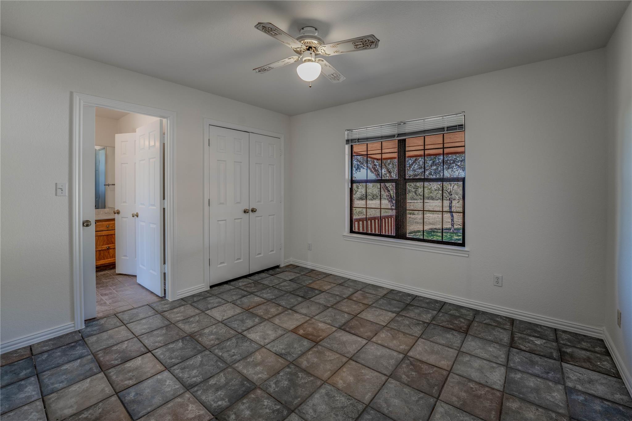 407 North Raymond Rd, La Grange, TX 78945