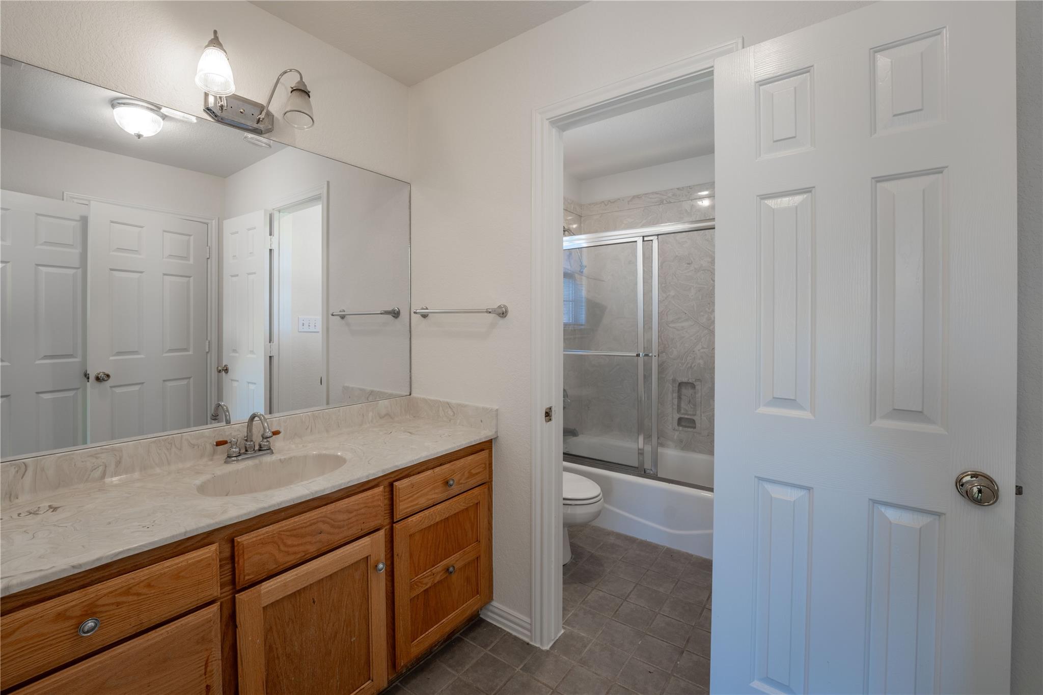 407 North Raymond Rd, La Grange, TX 78945