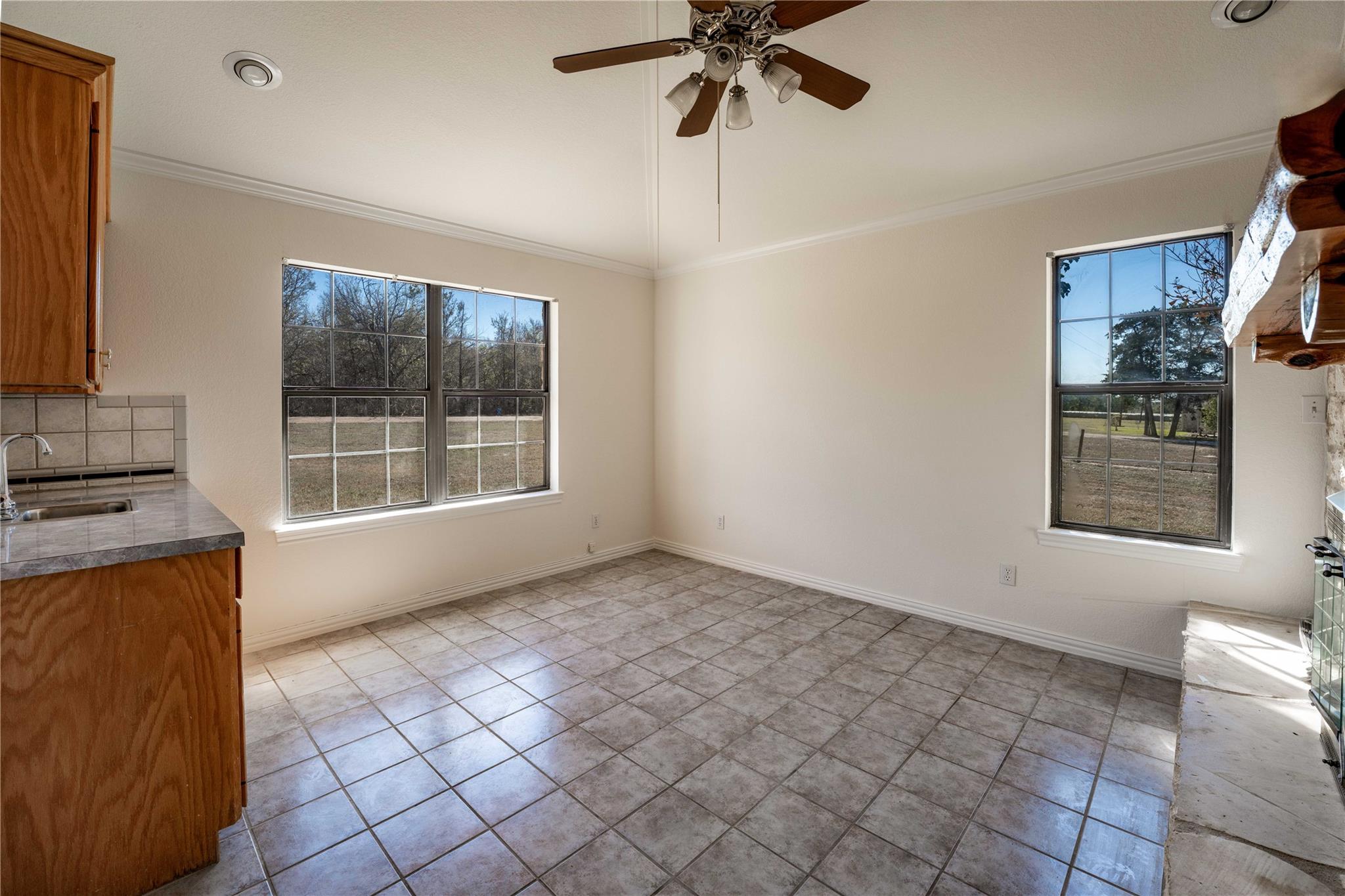 407 North Raymond Rd, La Grange, TX 78945