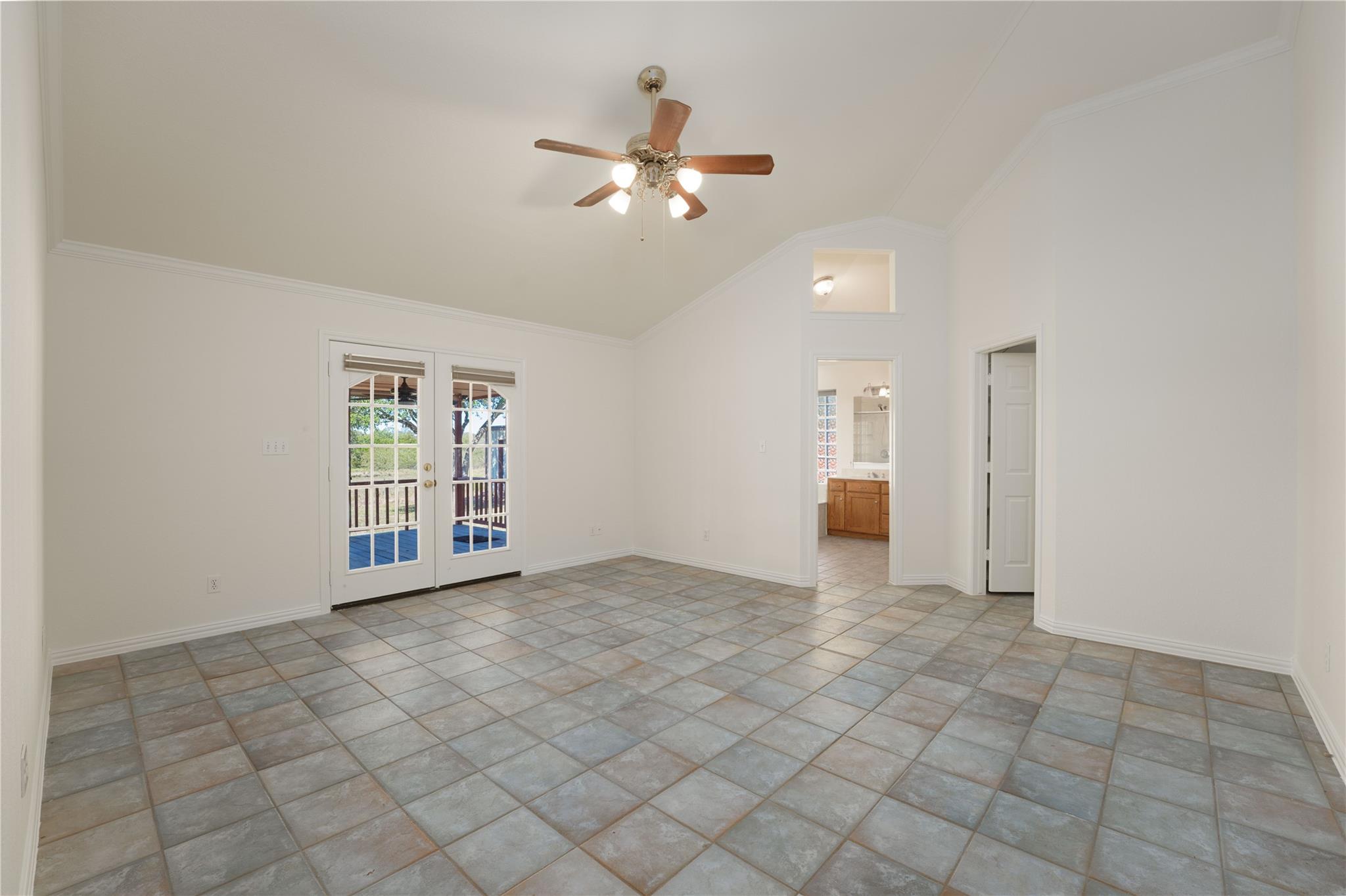 407 North Raymond Rd, La Grange, TX 78945