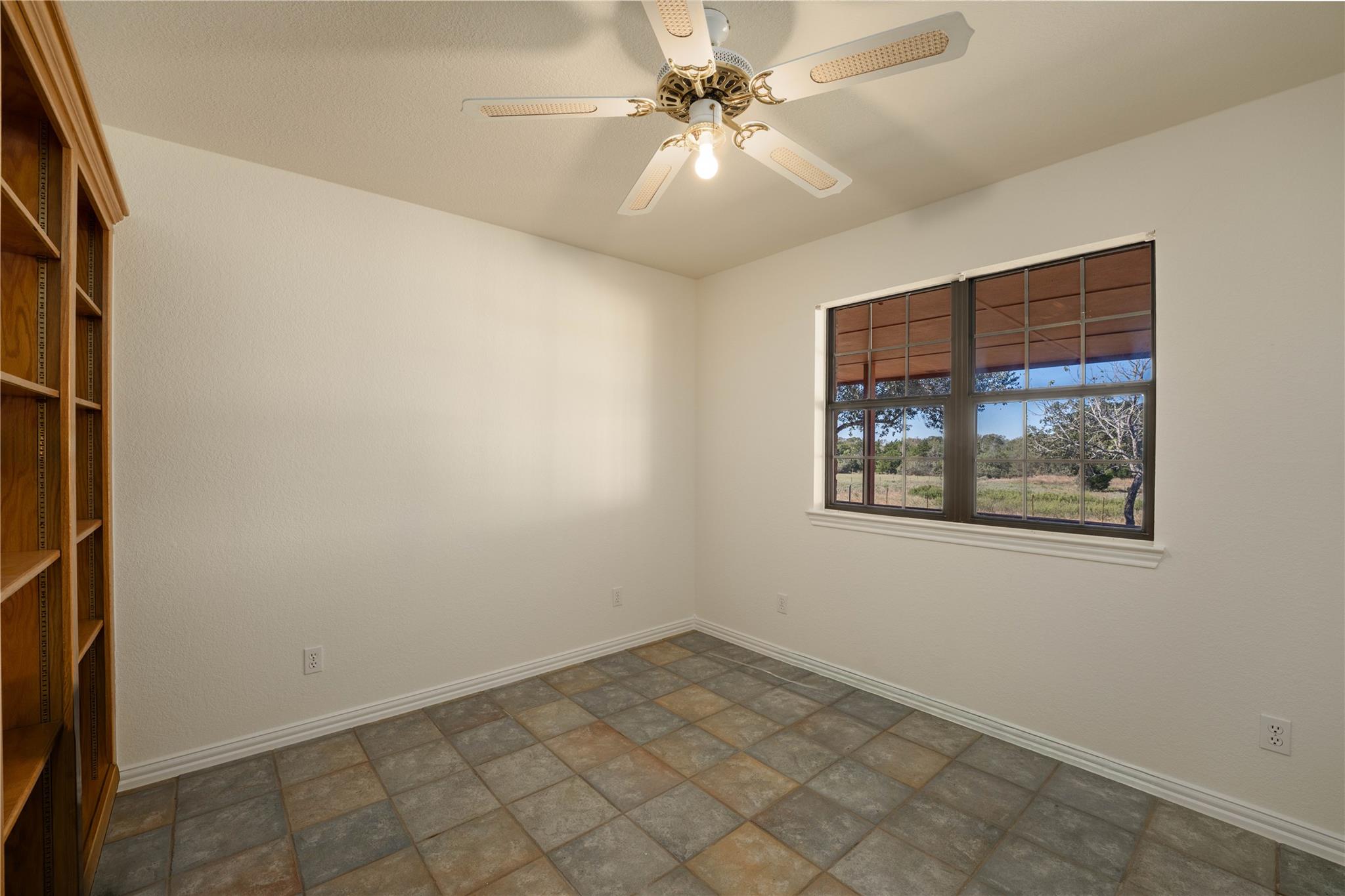 407 North Raymond Rd, La Grange, TX 78945