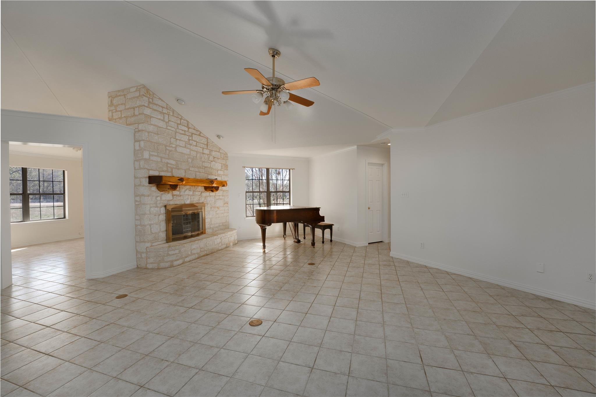 407 North Raymond Rd, La Grange, TX 78945